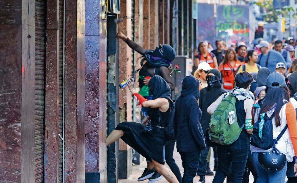 Encapuchadas participaron en el recorrido y a su paso realizaron pintas y daños contra comercios. Foto: Axel Sánchez / EL UNIVERSAL