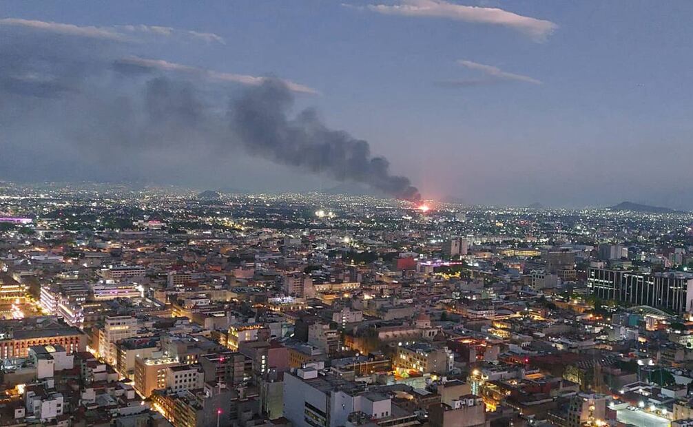 El fuego y humo se hizo visible desde puntos elevados de la capital mexicana. Foto: Julio Suárez/EL UNIVERSAL