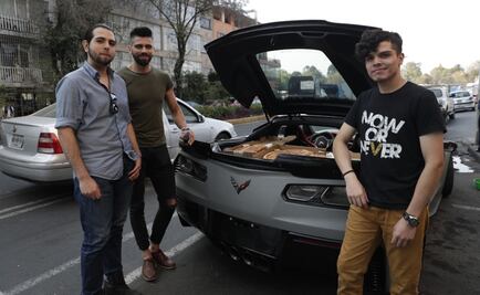 Chilenos esperan por gasolina para su Corvette e improvisan tarde de pizza