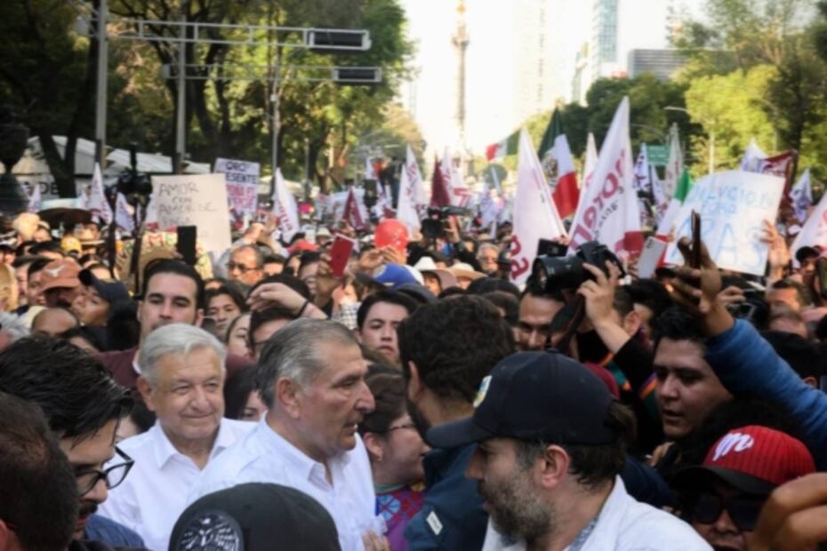¿Qué políticos marchan al lado de AMLO?