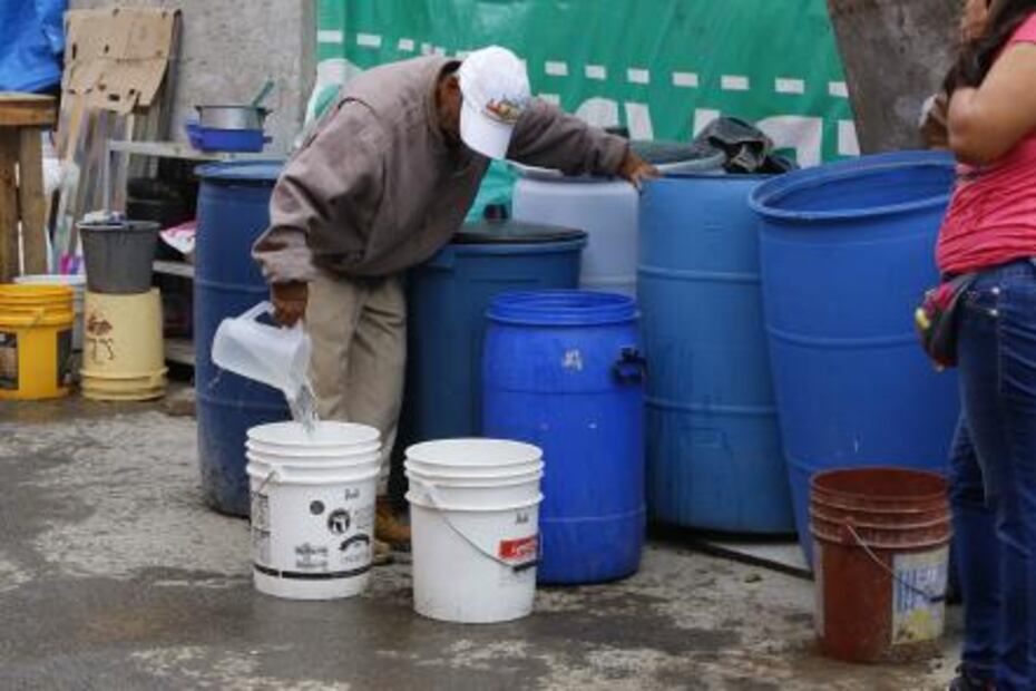 Llevan agua de lluvia para los afectados del sismo