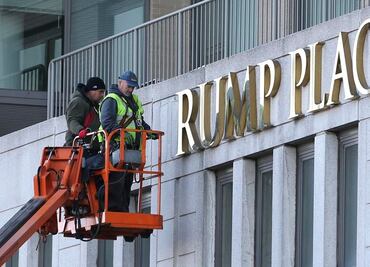 Edificios de NY retiran el nombre de Trump de sus fachadas