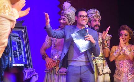 Hacen llorar a Carlos Rivera en develación de las 450 representaciones de "Aladdín"