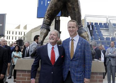 Develan estatua de Manning en Indianápolis