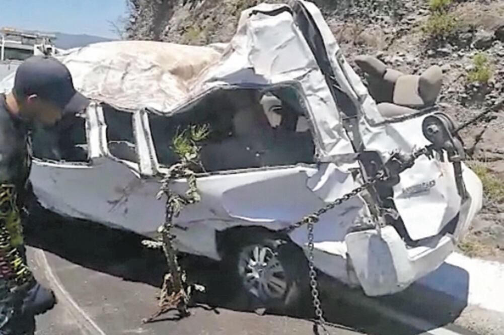 Accidente. La camioneta Urvan se volcó ayer en la carretera México-Laredo y cayó a un barranco. Foto: ESPECIAL