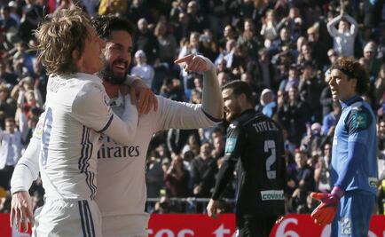 Real Madrid golea al Granada de Ochoa; iguala récord