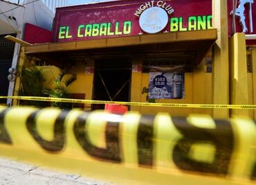 Peritos realizan trabajos de inspección en el bar “Caballo Blanco” de Coatzacoalcos