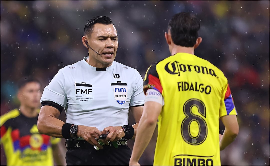 FOTO: IMAGO7 - Marco Antonio ‘Gato’ Ortiz le perdona la expulsión a un jugador del América; le pide que no le reclame las jugadas