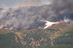 Incendios forestales envuelven Madrid; en Francia desalojan a miles de personas