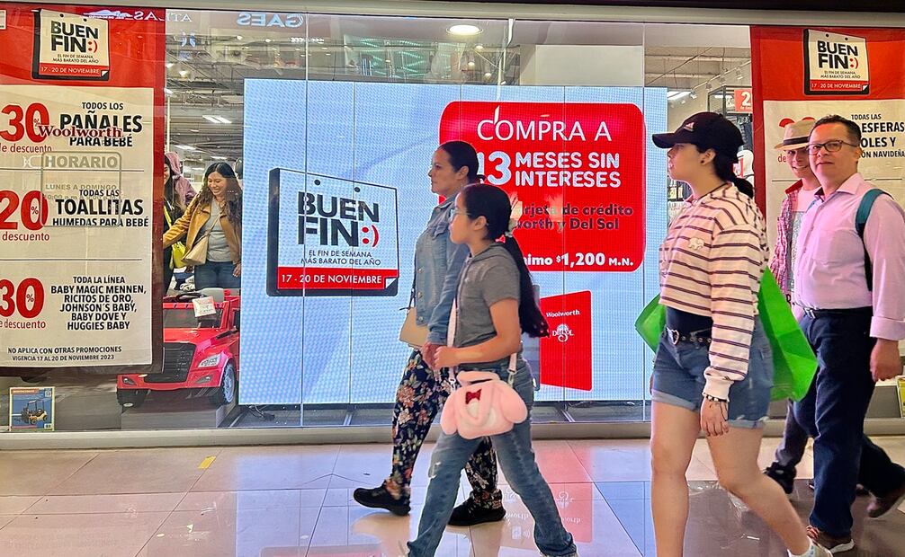 Capitalinos realizan compras navideñas y pasean por las plazas comerciales. Foto: Berenice Fregoso / EL UNIVERSAL