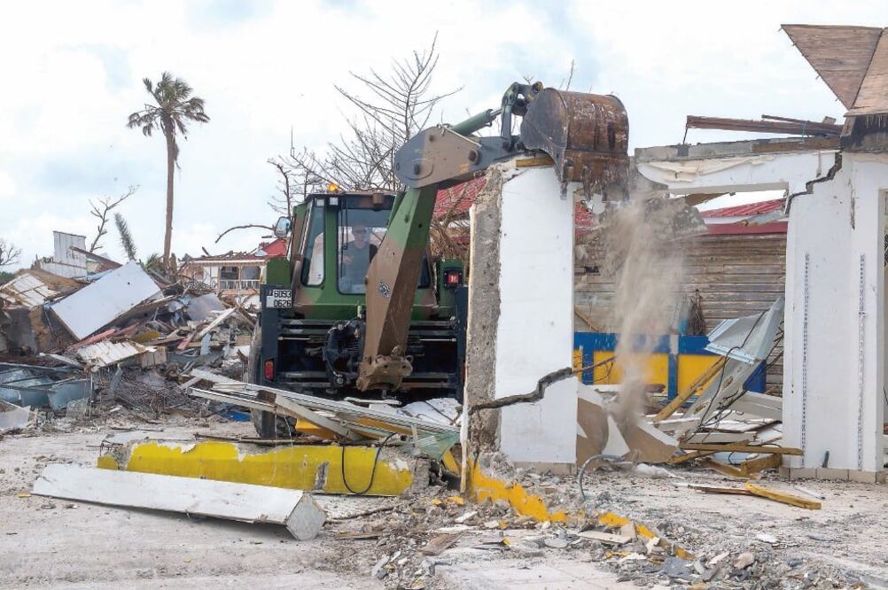 Re const rucción. Soldados franceses ayudan a limpiar escombros tras el desastre que dejó Irma en la isla de St. Martin (HELENE VALENZUELA. AFP)