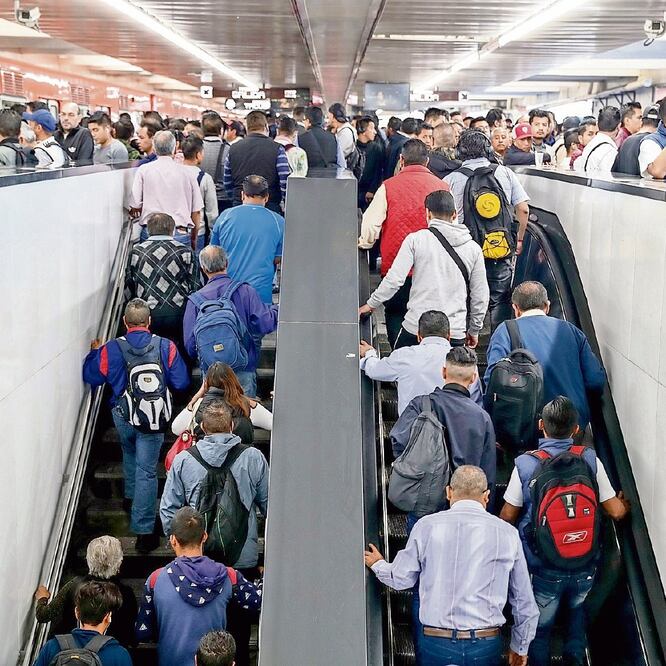 A pesar de que era 10 de mayo, la estación Pantitlán, de la Línea 9 del Metro, tuvo gran afluencia de usuarios, por lo que policías organizaron el paso de pasajeros, bloqueando por algunos minutos el ingreso a los andenes. DIEGO SIMÓN SÁNCHEZ.EL UNIVERSAL