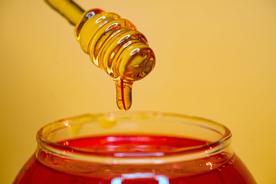 La miel contiene aproximadamente 64 calorías por cucharada, pero suele usarse en menor cantidad que el azúcar. Foto: Unsplash