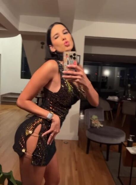 Ary, novia de Luisito Comunica, enciende Instagram con minivestido tornasol