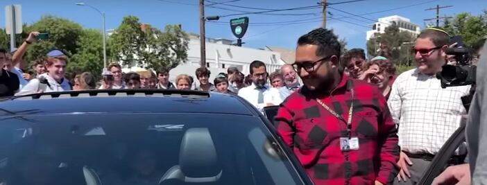 Alumnos le regalan un auto a su maestro de matemáticas