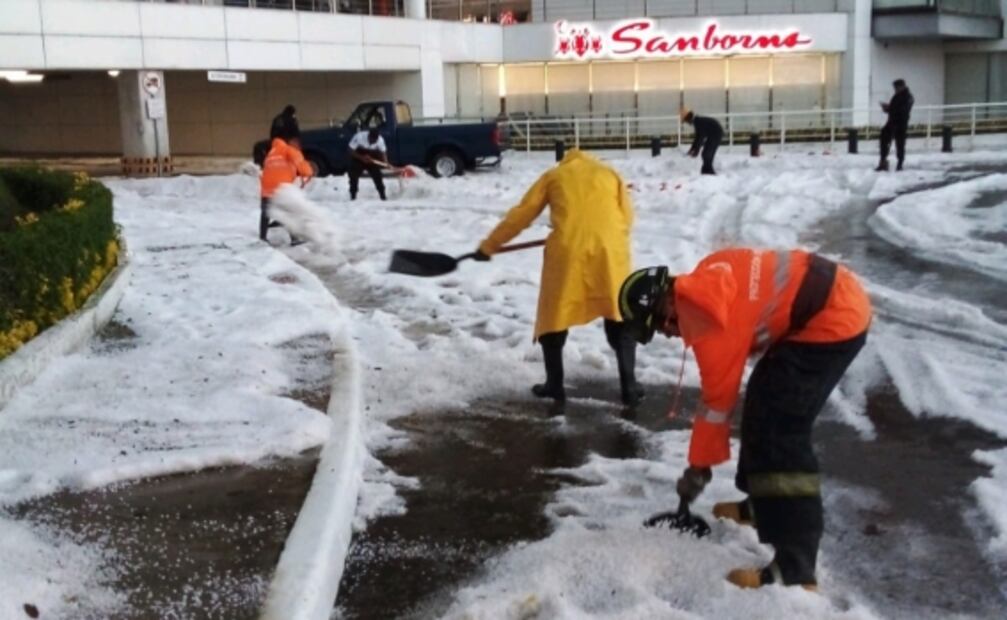 Intensa granizada pinta de blanco Galerías Atizapán