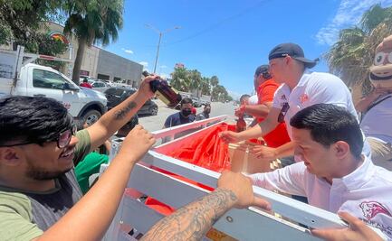 Regalan caguamas por el Día del Padre en Torreón