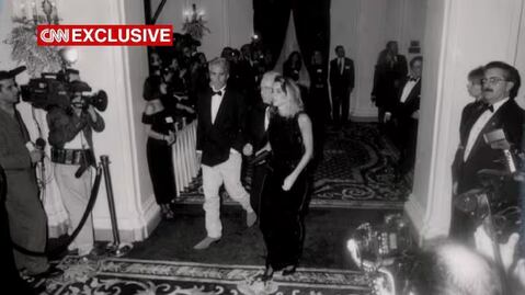 Fotos exclusivas de Epstein en la boda de Trump; las imágenes publicadas por CNN arrojan información sobre el vínculo entre ambos