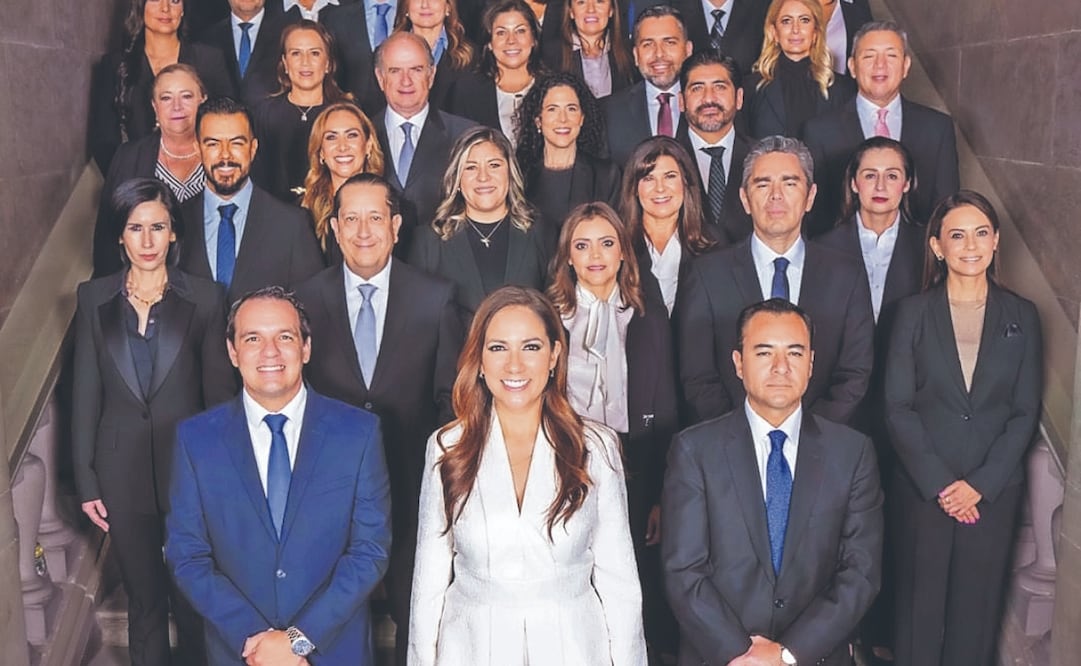 En el patio central del Palacio de los Poderes, la gobernadora electa describió la trayectoria académica y laboral de las personas que integrarán su próximo gabinete. Foto Especial