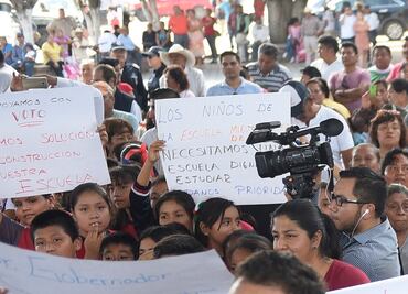 "¡Queremos escuela!" le gritan niños a Cuauhtémoc Blanco