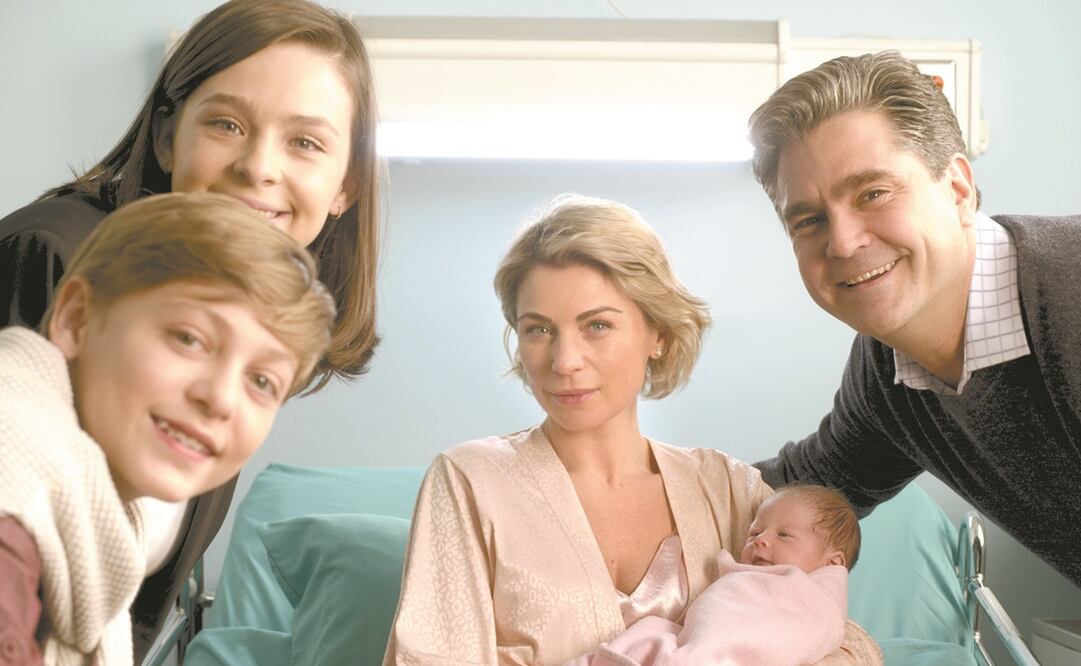 Ana es una mujer obsesionada con el trabajo y la perfección, que sacrifica su labor por ser madre. Foto: NETFLIX