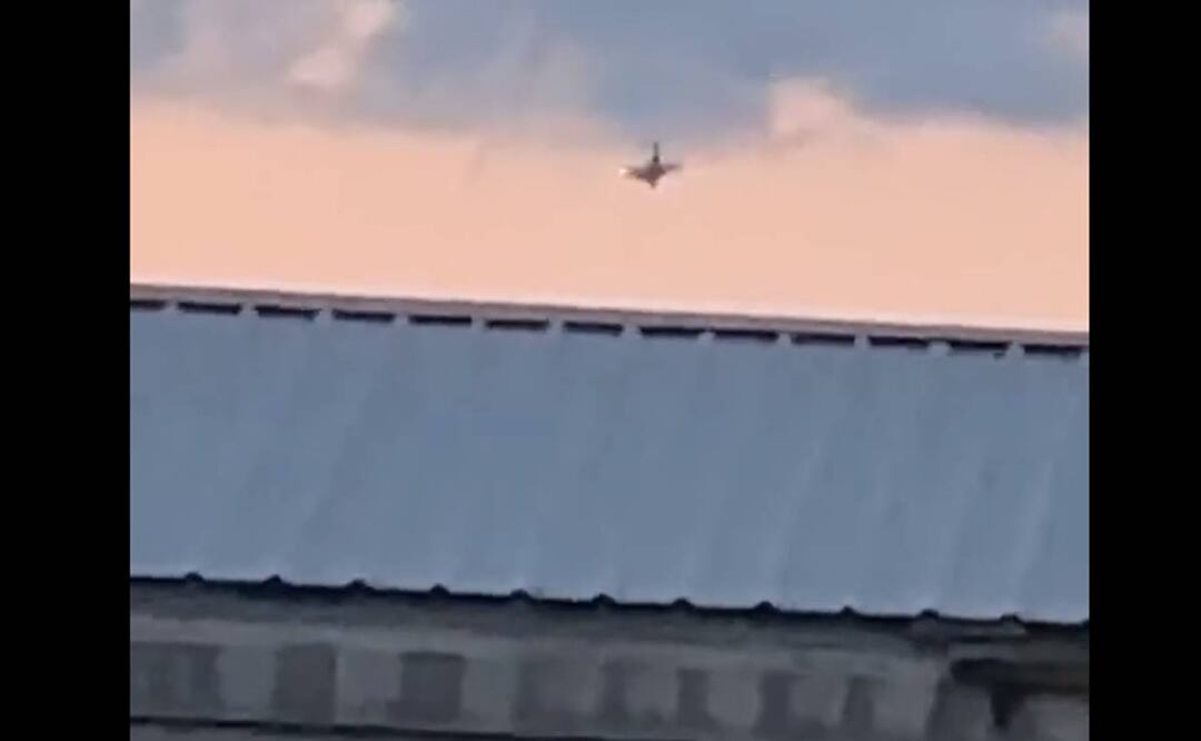De acuerdo con los reportes, parte de la aeronave quedó dentro de la casa y el resto en el patio trasero de la vivienda. Foto: Tomada del video