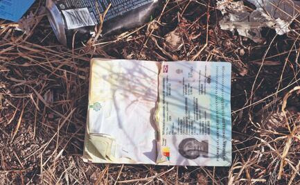El desierto fronterizo entre México y EU un cementerio de documentos; “siempre ves pasaportes rotos aquí”, relatan