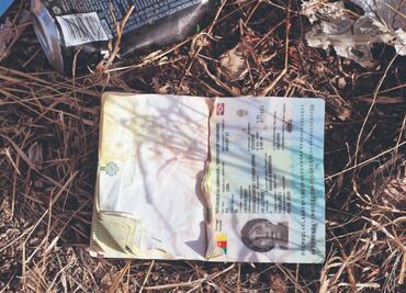 El desierto fronterizo entre México y EU un cementerio de documentos; “siempre ves pasaportes rotos aquí”, relatan