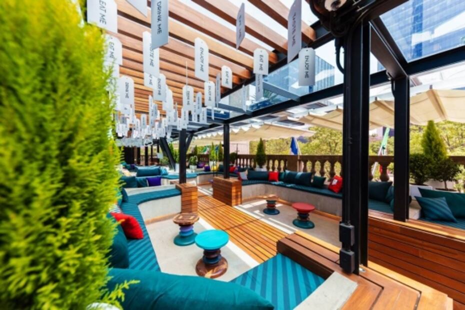 En CDMX, lánzate al pop up de Alicia en el país de las maravillas