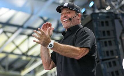 Tony Robbins prende la Arena Ciudad de México; "quita el miedo" a 15 mil asistentes