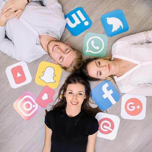 Las Relaciones 2.0 han transformado la manera en que nos conectamos. Fuente: Freepik.