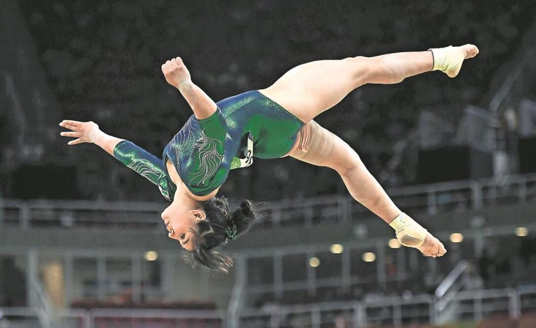 Alexa Moreno en el aire - Foto: Archivo