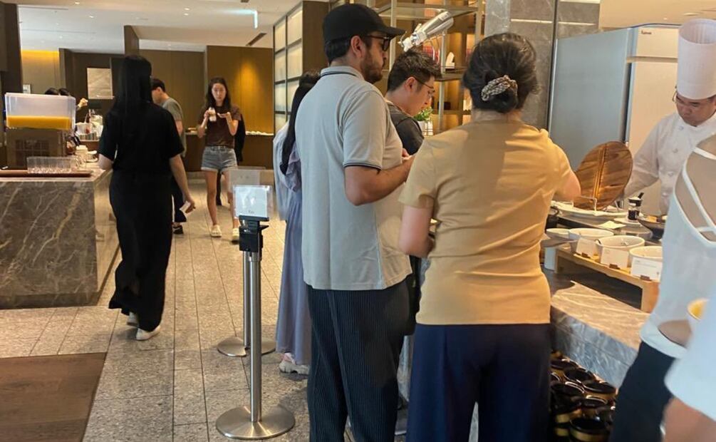 Andy López Beltrán y el diputado Daniel Asaf, exmano derecha de AMLO, desayunan en el bufet del hotel Okura de Tokyo  (26/07/2025). Foto: @ClaudioOchoaH
