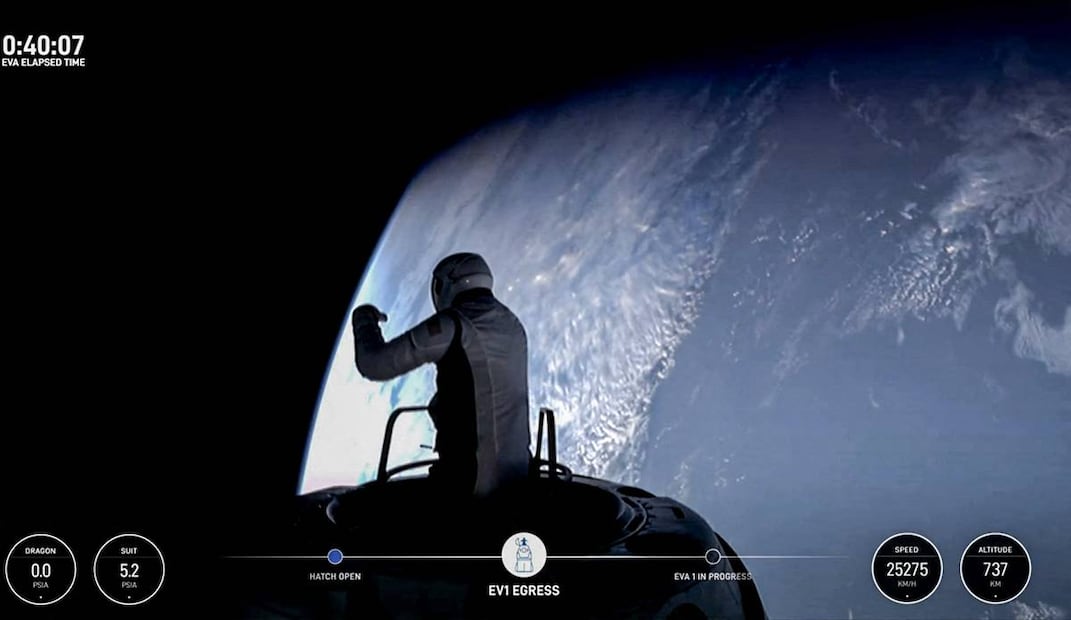 ared Isaacman asomándose al espacio desde una estructura de escotilla llamada "Skywalker", durante la primera caminata espacial privada. Foto: AFP
