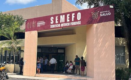 Familiares de desaparecidos acuden al Semefo tras hallazgo de 11 cuerpos en Chilpancingo