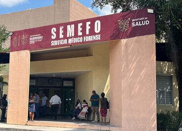 Familiares de desaparecidos acuden al Semefo tras hallazgo de 11 cuerpos en Chilpancingo