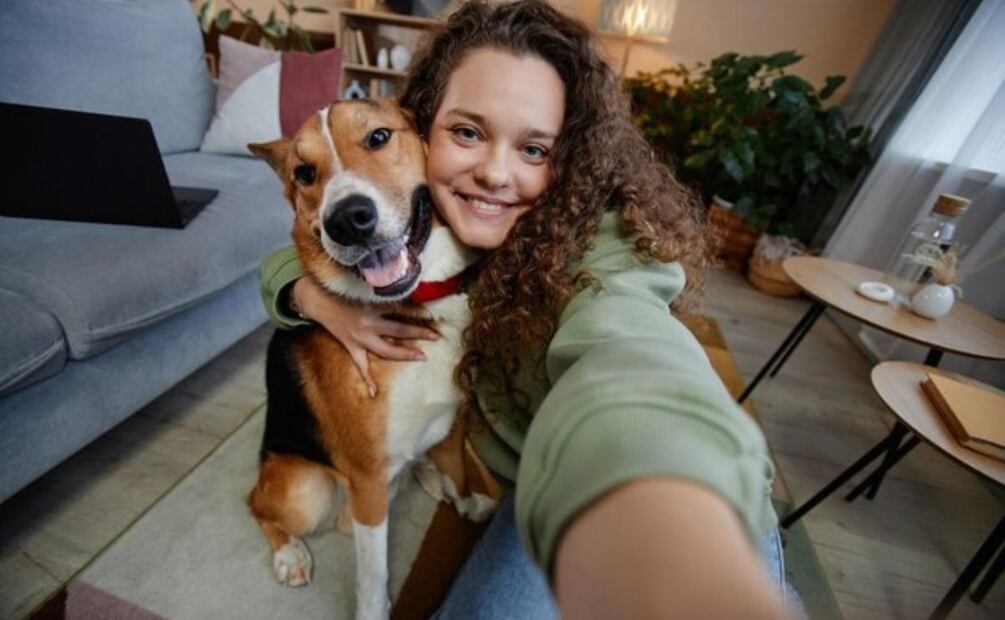 Demostrar amor a tu perro es entenderlo, respetarlo y brindarle una vida equilibrada y feliz. Fuente: Freepik.