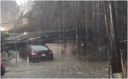 Inundaciones, bardas derrumbadas y hasta la caída de un rayo en una casa; el saldo de las fuertes lluvias de este viernes en Naucalpan 