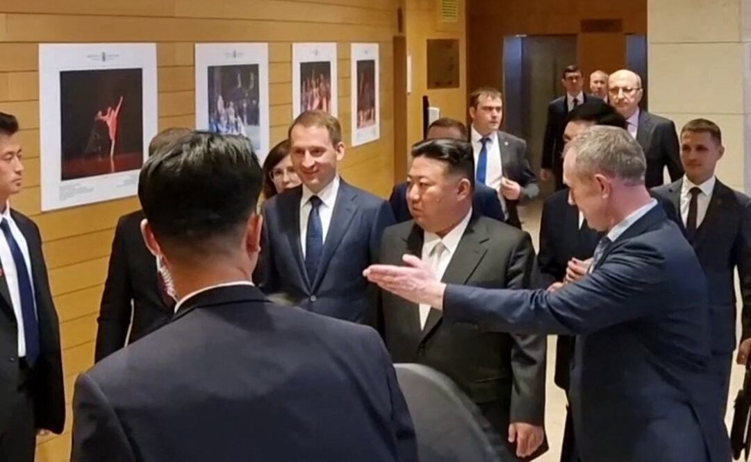 Kim Jong-un, líder norcoreano, está acompañado por el ministro de Recursos Naturales y Medio Ambiente de Rusia, Alexander Kozlov, al llegar al Teatro Mariinsky de Vladivostok, región de Primorsky. Foto: AFP