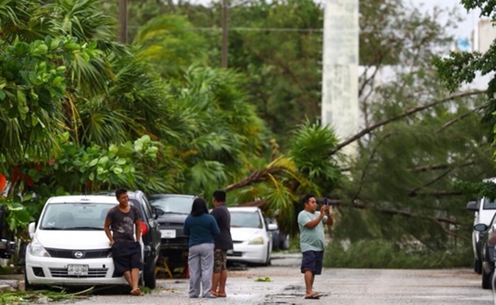 Tras paso del huracán "Delta", pobladores limpian calles y reportan pérdidas materiales