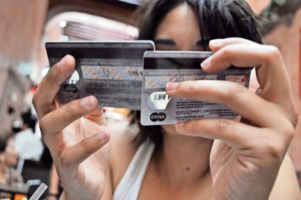 De acuerdo con datos del Banco de México, en el último bimestre de 2015, los plásticos tenían un interés promedio de 32.20%.  (ARCHIVO EL UNIVERSAL)