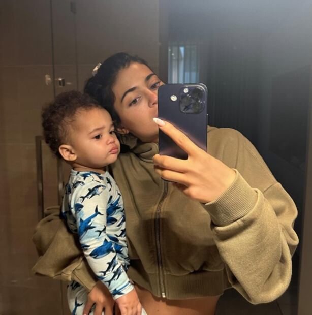 Kylie Jenner festeja a sus hijos; cumplen años con un día de diferencia 