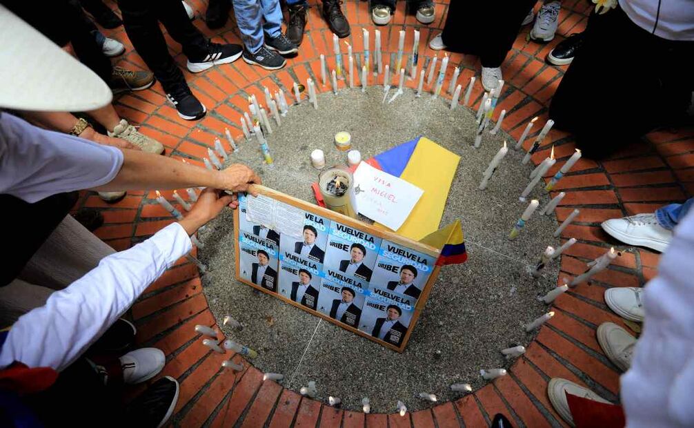 Personas encienden velas durante una protesta contra la violencia y a favor de la paz en Medellín, Colombia, el 8 de junio de 2025/ Foto: Jaime Saldarriaga / AFP