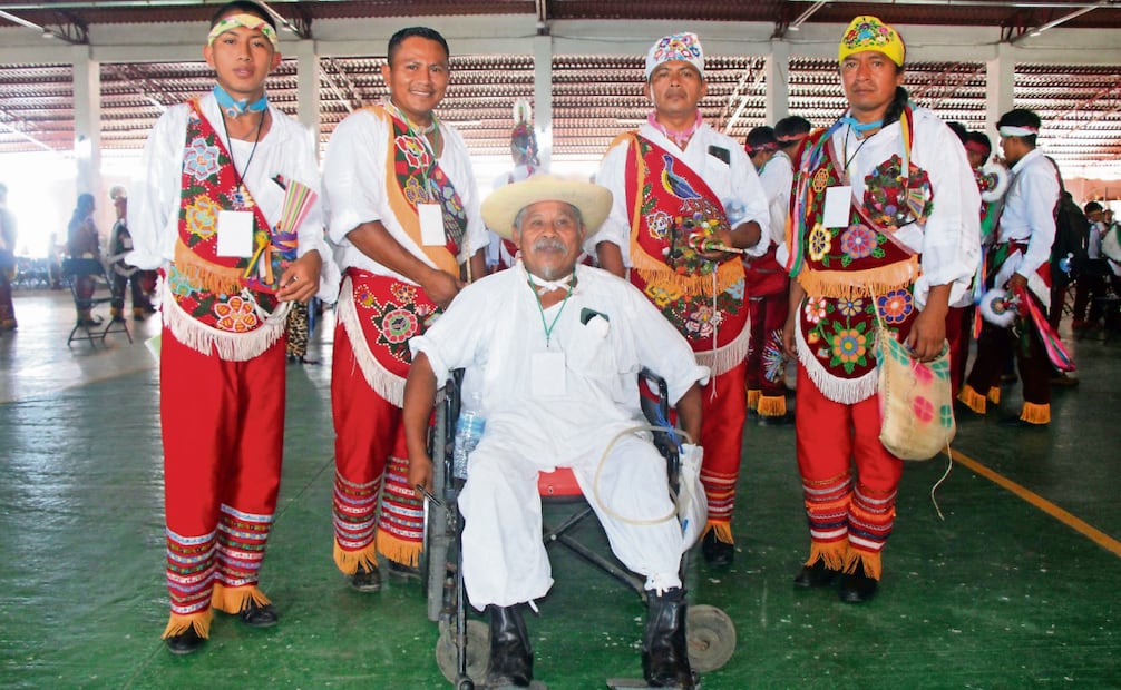 Para Alejandrino García Méndez (centro), quien fue volador durante 35 años, es un orgullo que sus hijos y nietos hayan aprendido esta tradición. Foto: Omar Contreras / EL UNIVERSAL