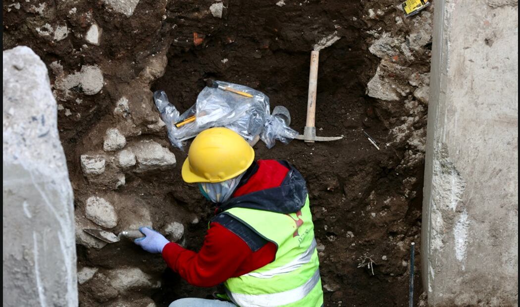 Vestigios arqueológicos fueron encontrados en la obra de la Calzada Flotante, sobre la Calzada San Antonio Abad, frente al extemplo de San Antonio Abad en la colonia Tránsito, Ciudad de México, el martes 11 de noviembre de 2025. Foto: Valente Rosas/EL UNIVERSAL