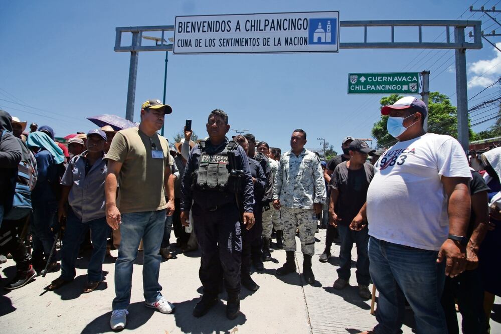 Tras negociar con autoridades estatales, manifestantes liberaron a las personas que tenían retenidas y reabrieron la circulación en la Autopista del Sol. Foto: Anwar Delgado / EL UNIVERSAL