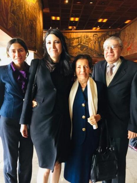 Familiares y amigos felicitan a los nuevos funcionarios de Hacienda y del SAT