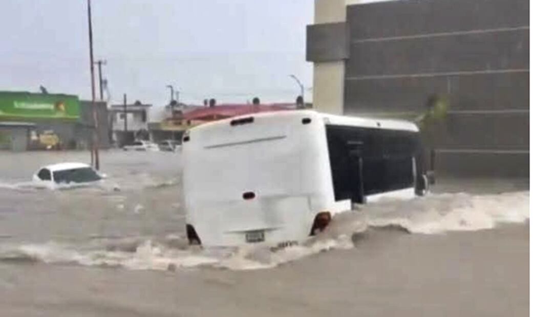 Carros varados, calles inundadas y decenas de damnificados tras las fuertes lluvias que se han registrado en Reynosa, Tamaulipas, el 27 de marzo de 2025. Foto: Cuartoscuro.com