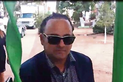 Alberto Aguilera Jr sale para recibir el pésame de fans