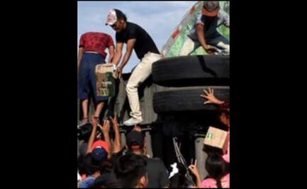 Choca tráiler que transportaba comestibles en Guanajuato; decenas se llevan mercancía